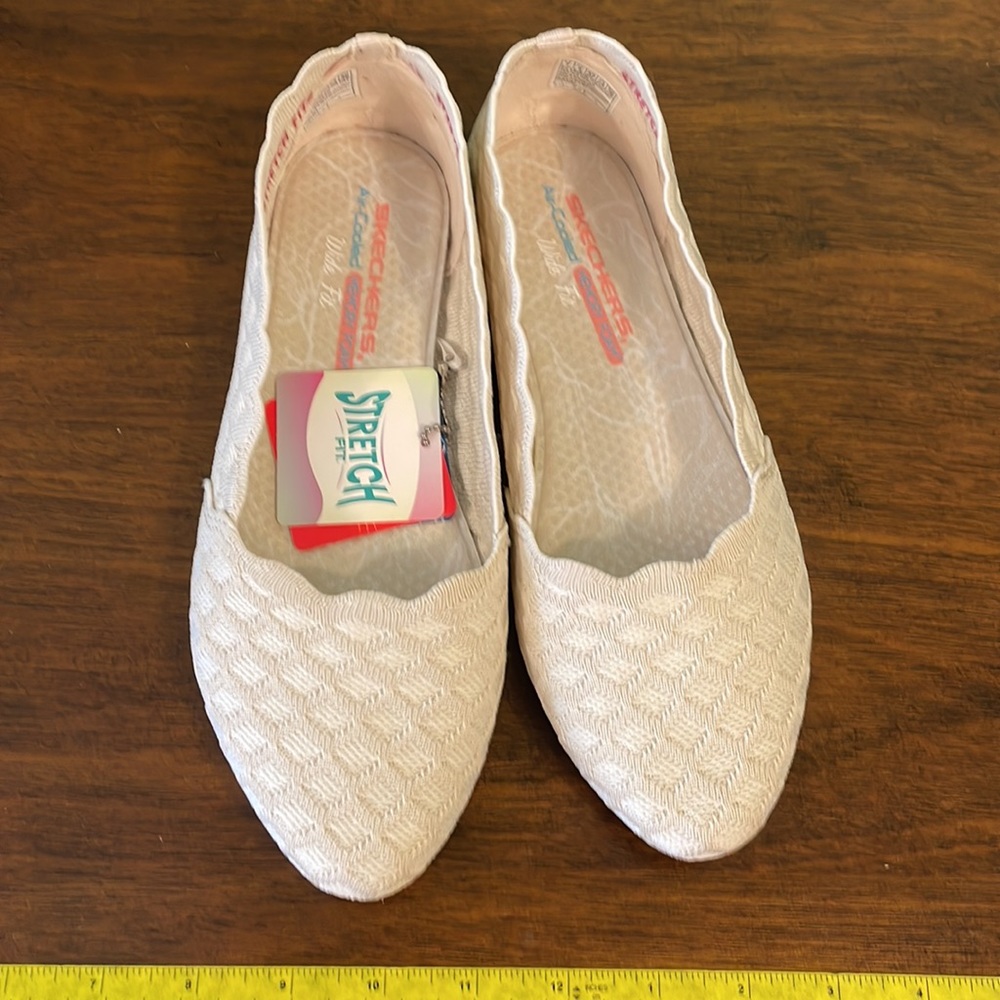 Skechers memory foam Air-cooled  Cloe  honey comb.  Women’s 7 wide. - Picture 2 of 9